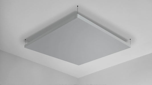 Lichtgrijs akoestisch plafondpaneel met zwart ophangsysteem