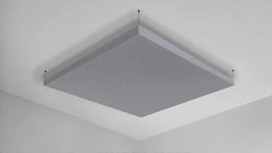 Lichtgrijs linnen akoestisch plafondpaneel met zwart ophangsysteem