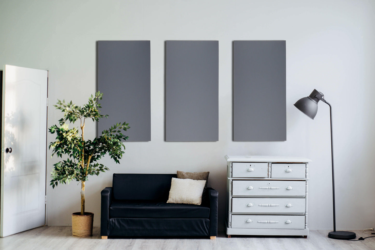 Interieur met donkergrijze akoestische wandpanelen