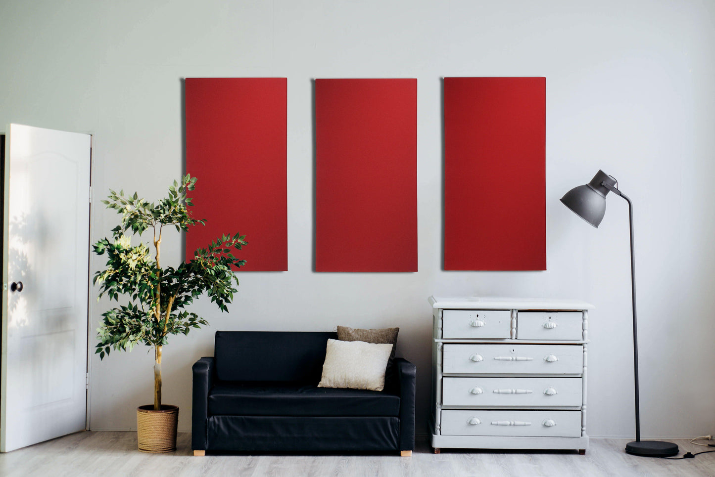 Interieur met rode akoestische wandpanelen