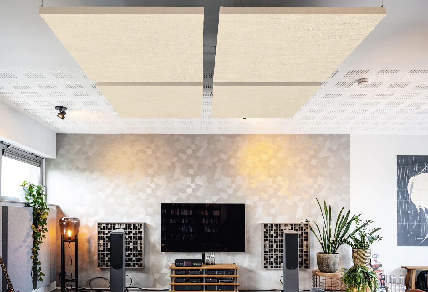 Beige linnen akoestisch plafondpaneel in moderne huiskamer 