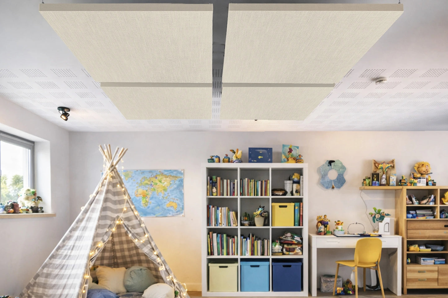 Beige linnen akoestisch plafondpaneel in kinderkamer 