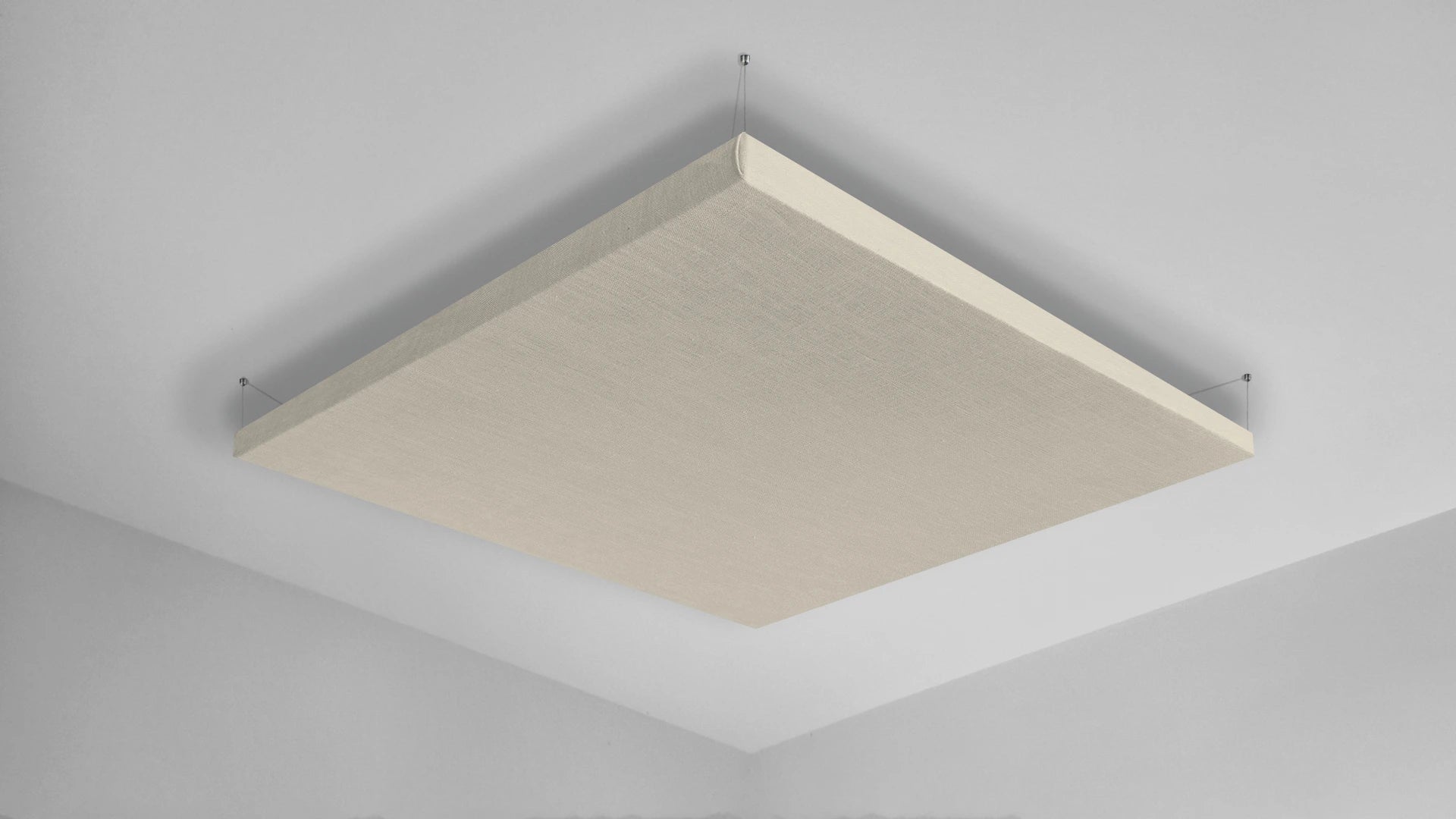 Beige linnen akoestisch plafondpaneel met zilveren ophangsysteem 