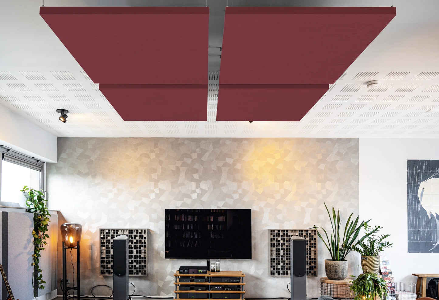 Bordeaux linnen akoestisch plafondpaneel in huiskamer 