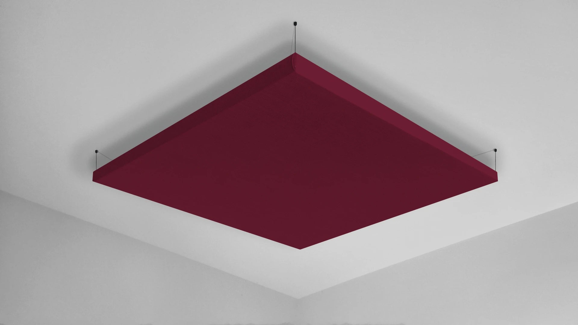 Bordeaux linnen akoestisch plafondpaneel met zwart ophangsysteem 