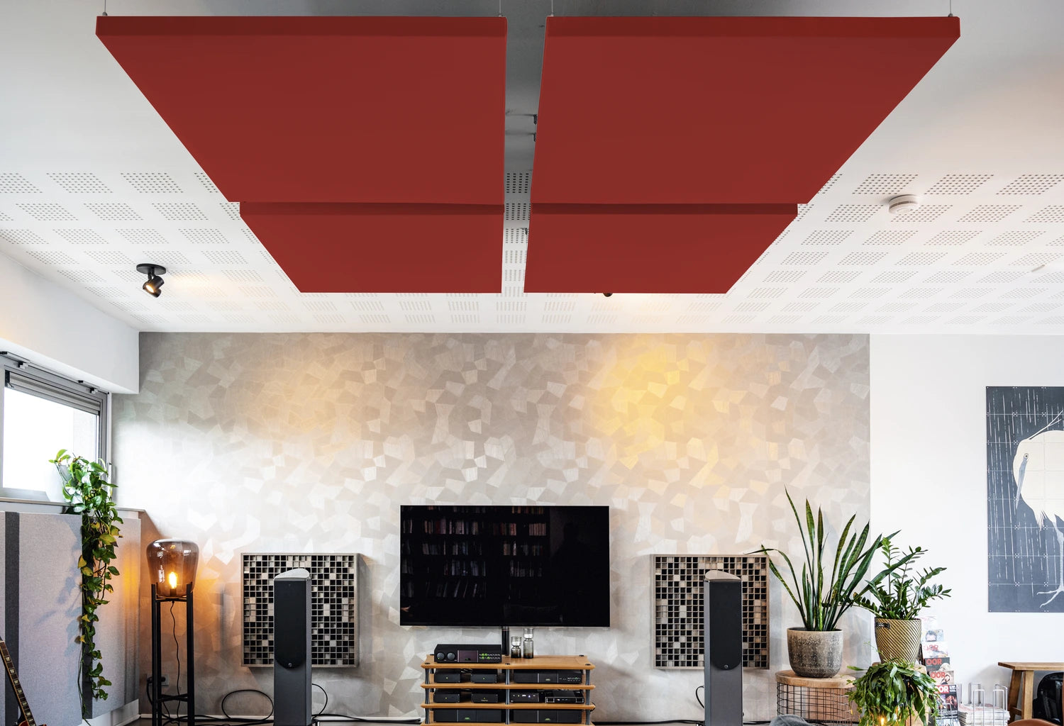 Rood akoestisch plafondpaneel in huiskamer