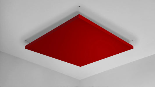 Rood akoestisch plafondpaneel met zwart ophangsysteem