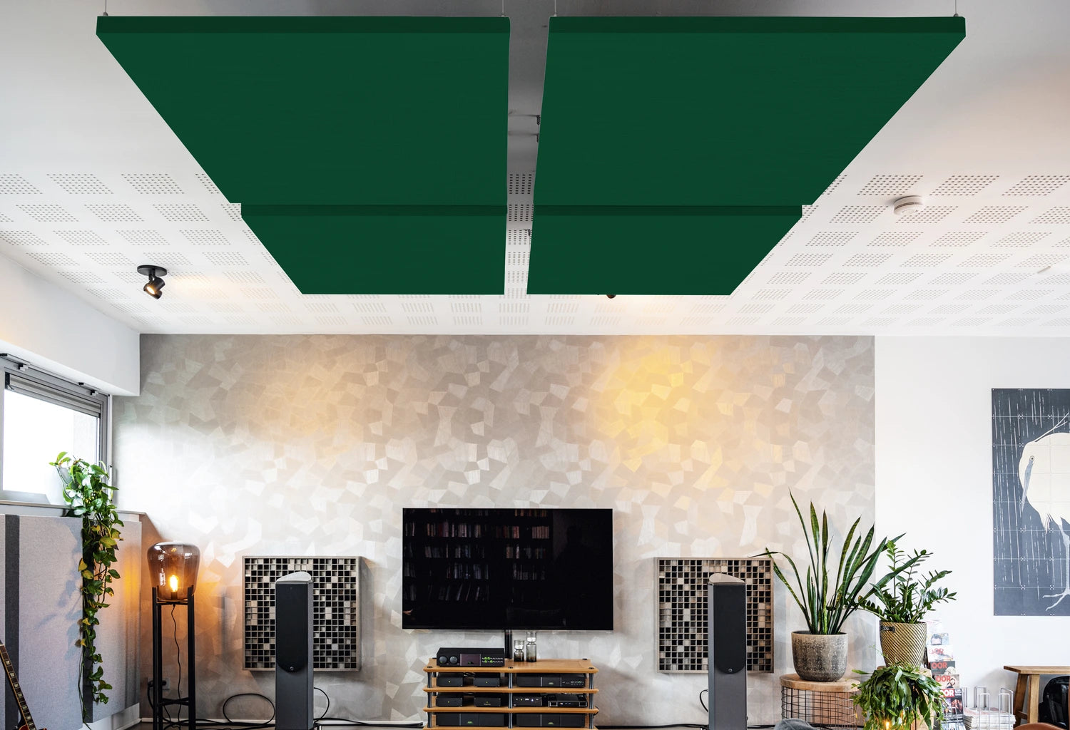 Dennengroen akoestisch plafondpaneel in huiskamer 