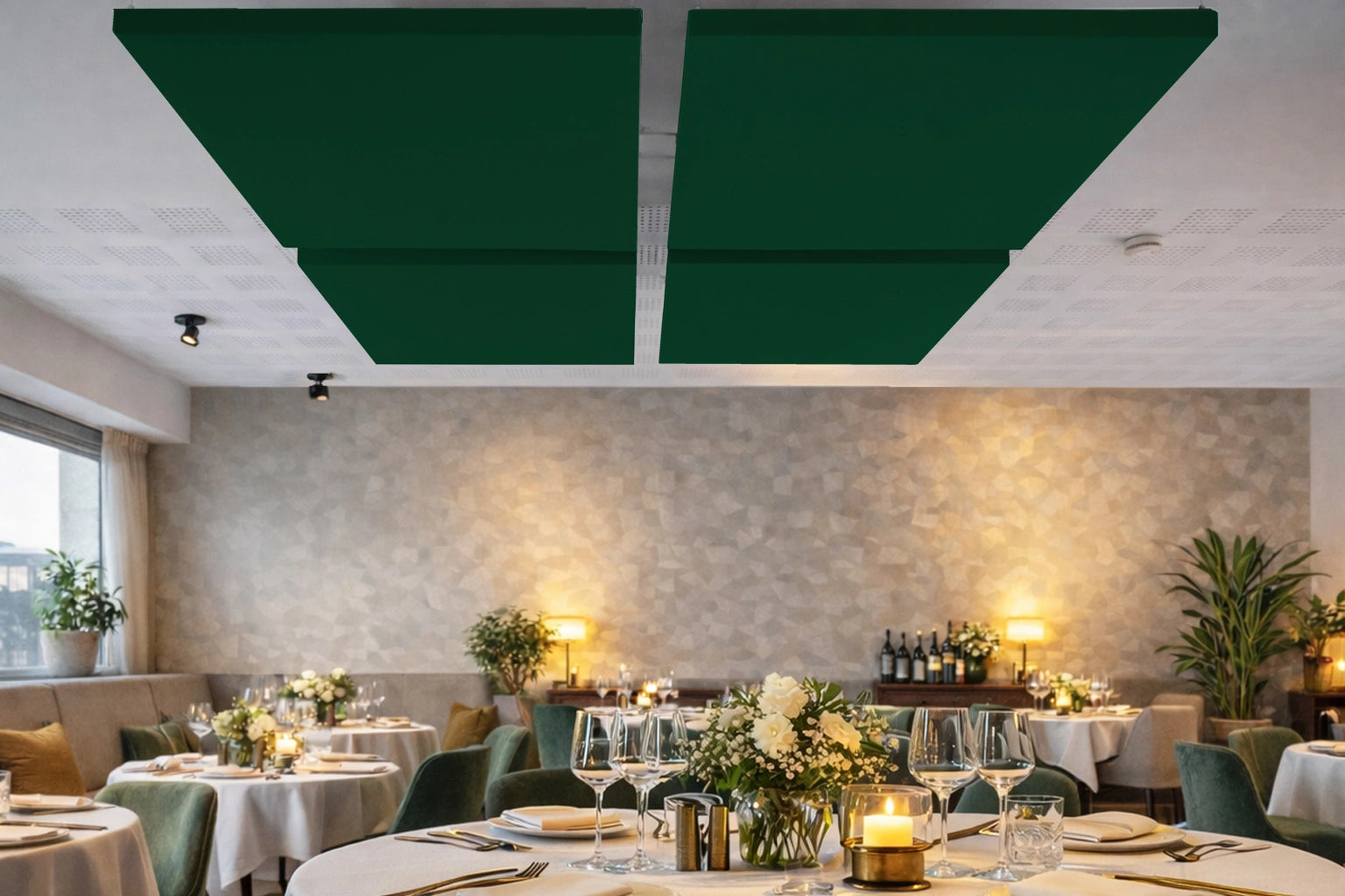 Dennengroen akoestisch plafondpaneel in restaurant interieur 