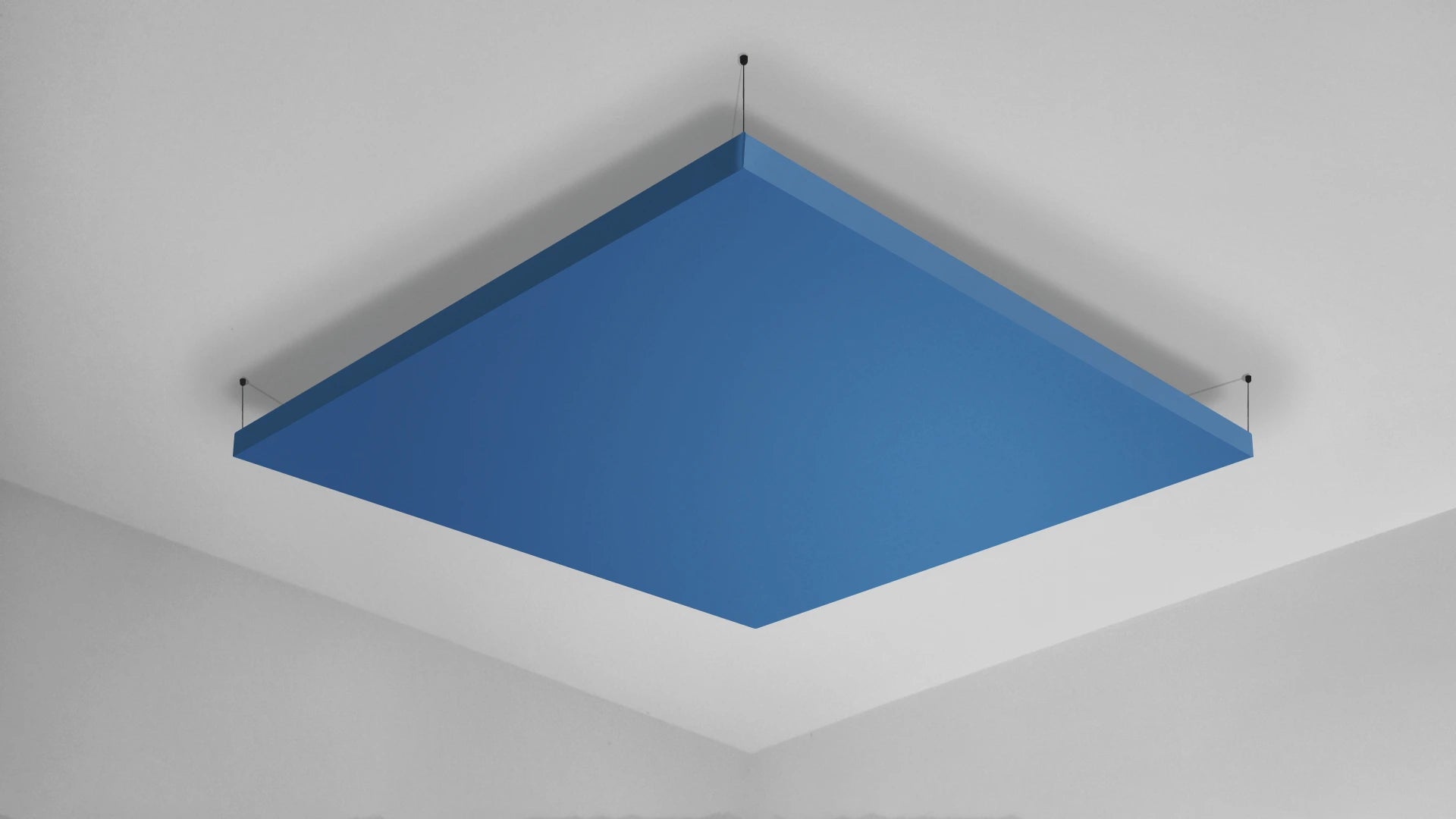 Blauw akoestisch plafondpaneel met zwart ophangsysteem