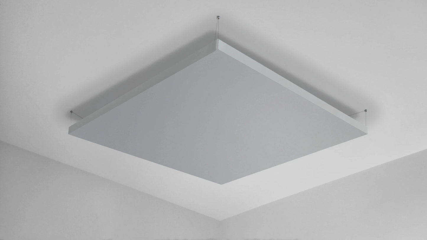 Lichtgrijs akoestisch plafondpaneel met zilveren ophangsysteem