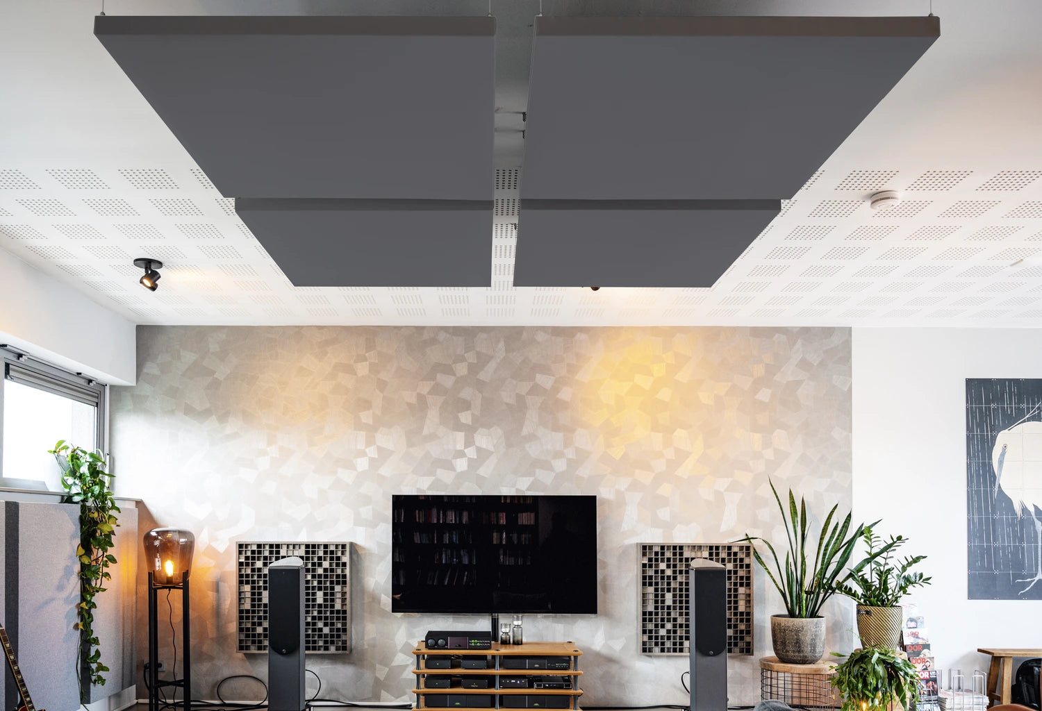 Donkergrijs akoestisch plafondpaneel in moderne huiskamer