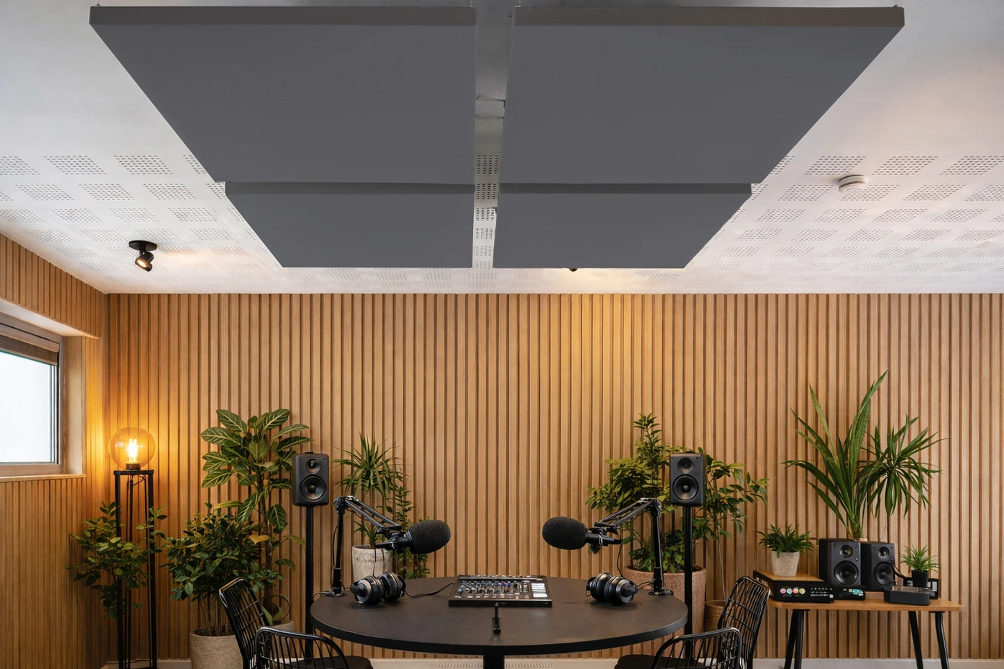 Donkergrijs akoestisch plafondpaneel in podcaststudio