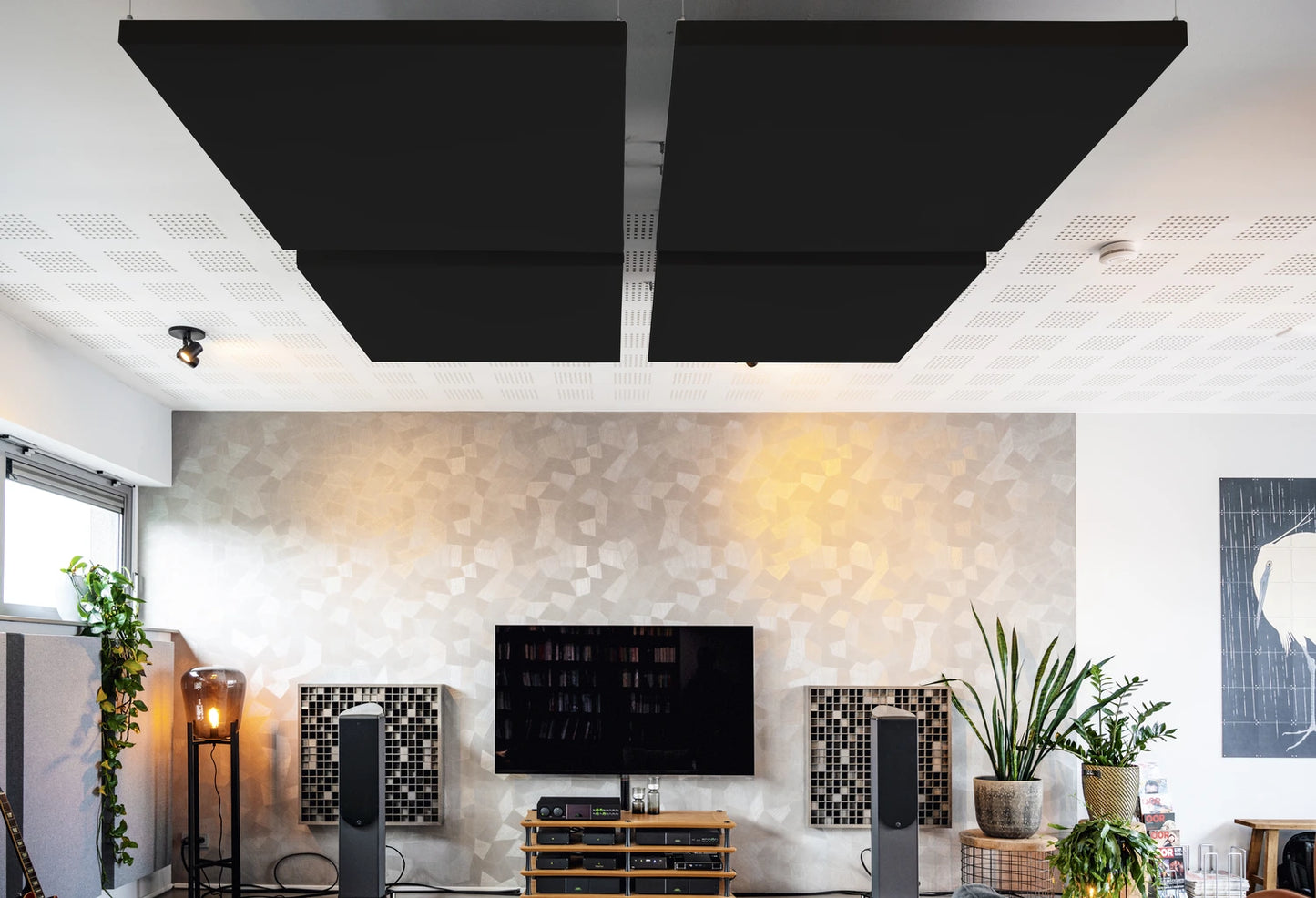 Zwart akoestisch plafondpaneel in huiskamer