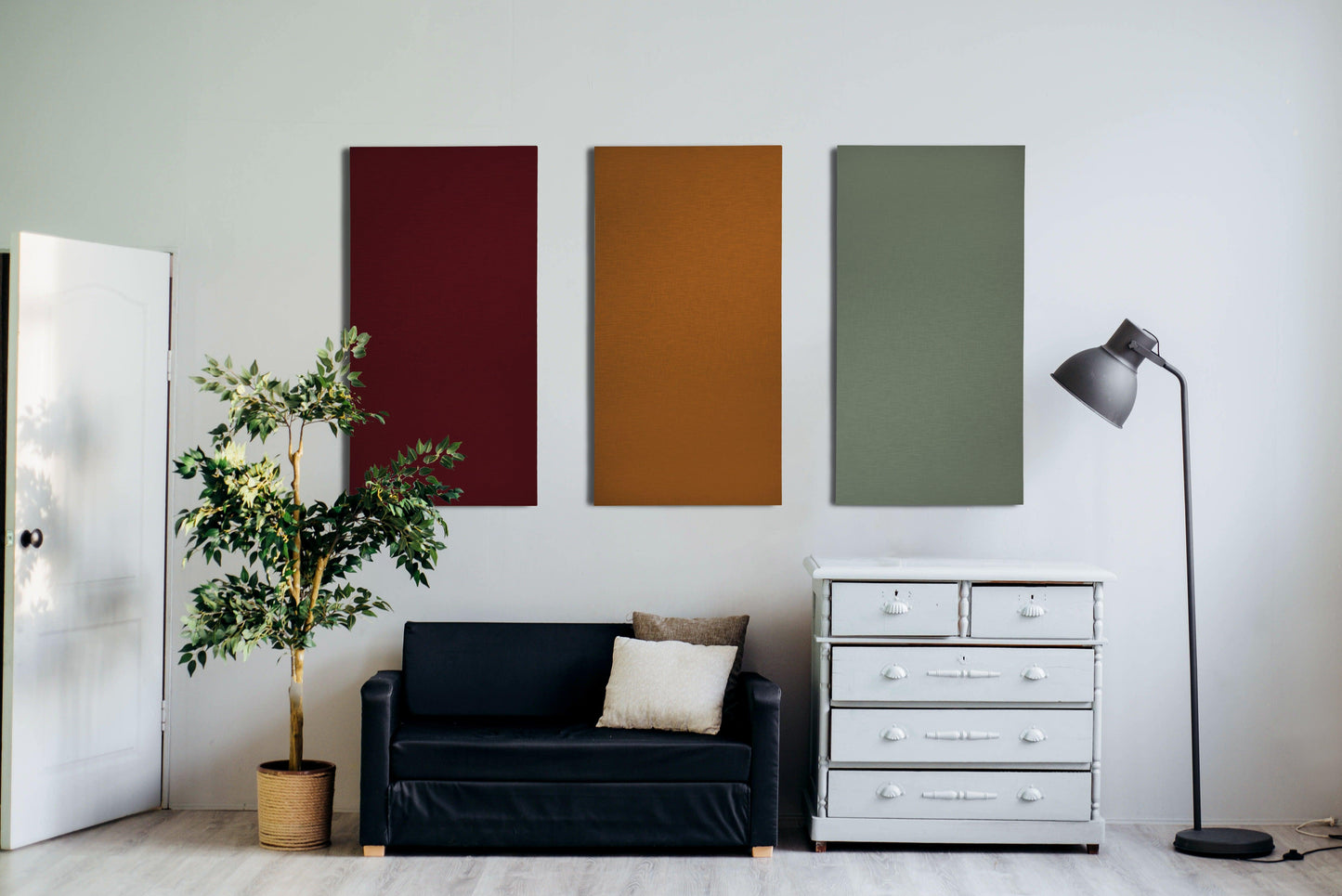 Interieur met drieluik akoestische wandpanelen